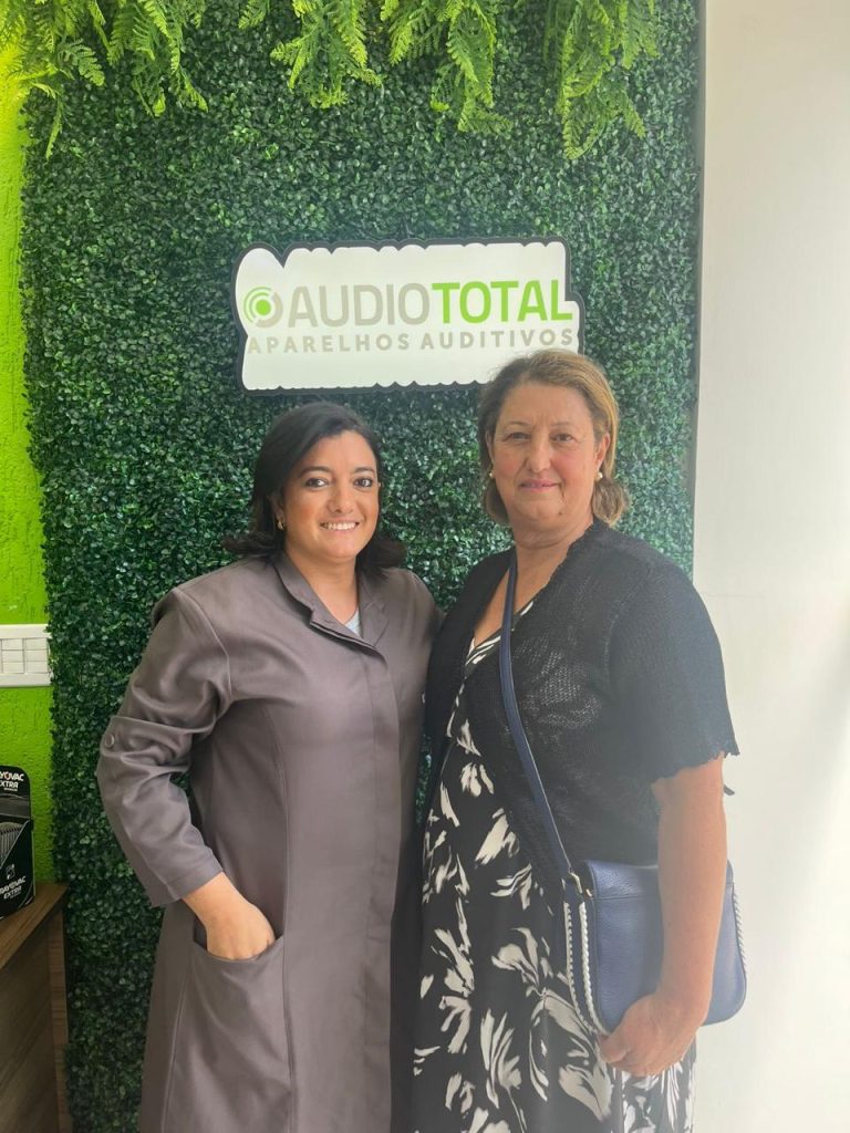 Cliente da Audiototal com aparelho auditivo