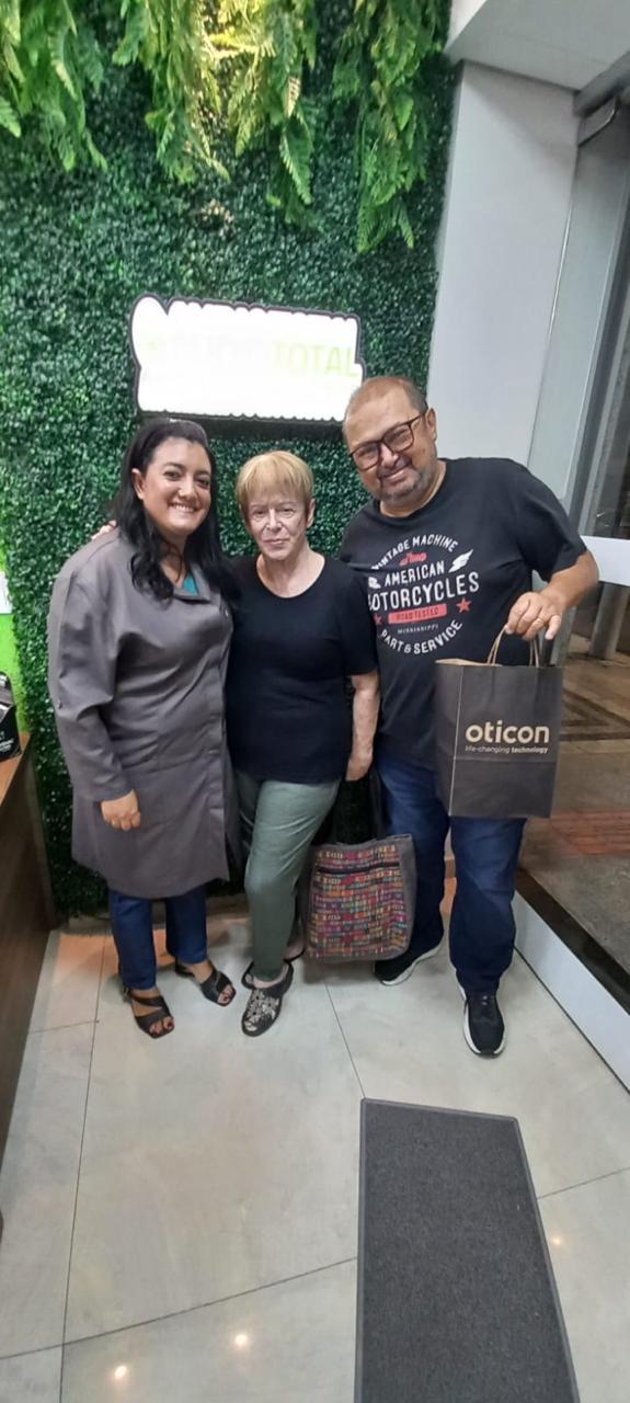 Cliente da Audiototal com aparelho auditivo