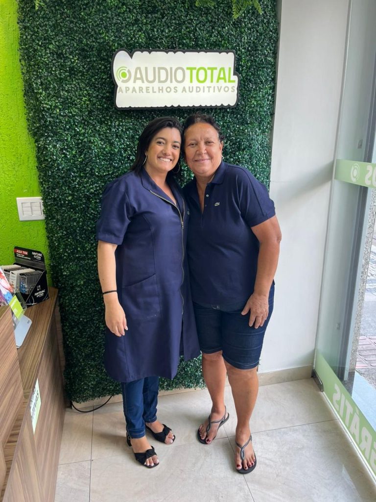 Cliente da Audiototal com aparelho auditivo