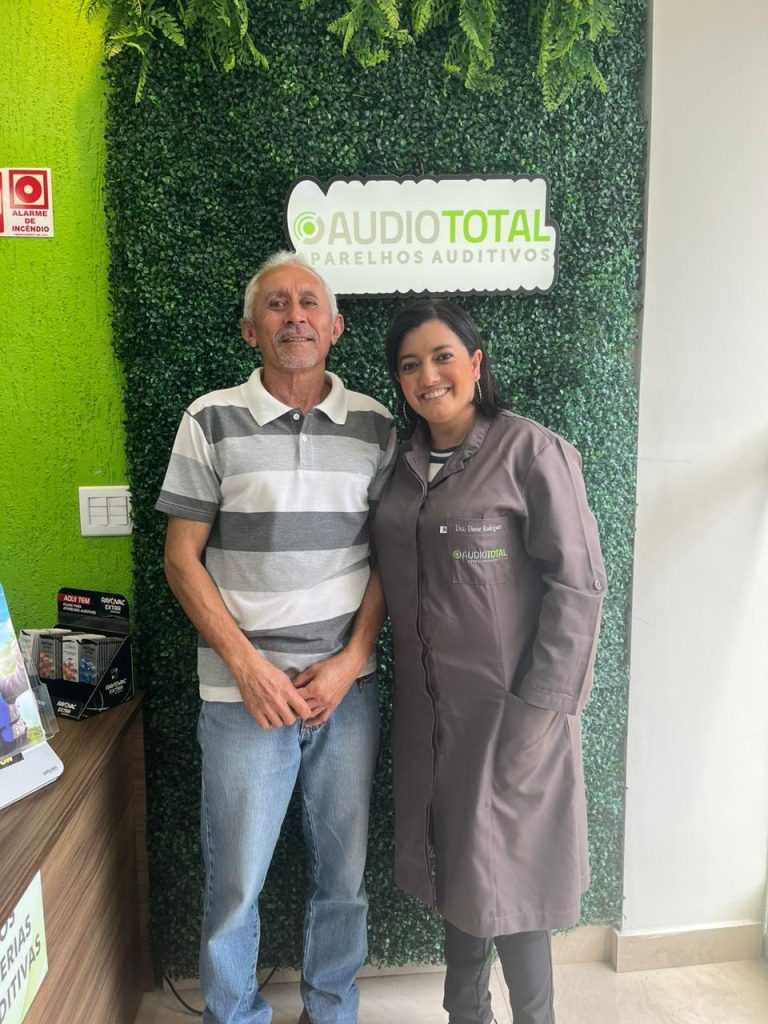 Cliente da Audiototal com aparelho auditivo