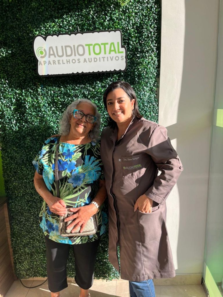 Cliente da Audiototal com aparelho auditivo