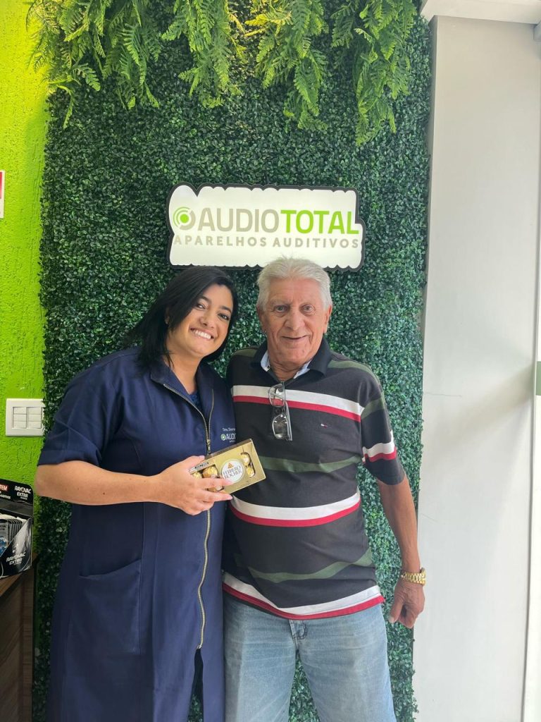 Cliente da Audiototal com aparelho auditivo